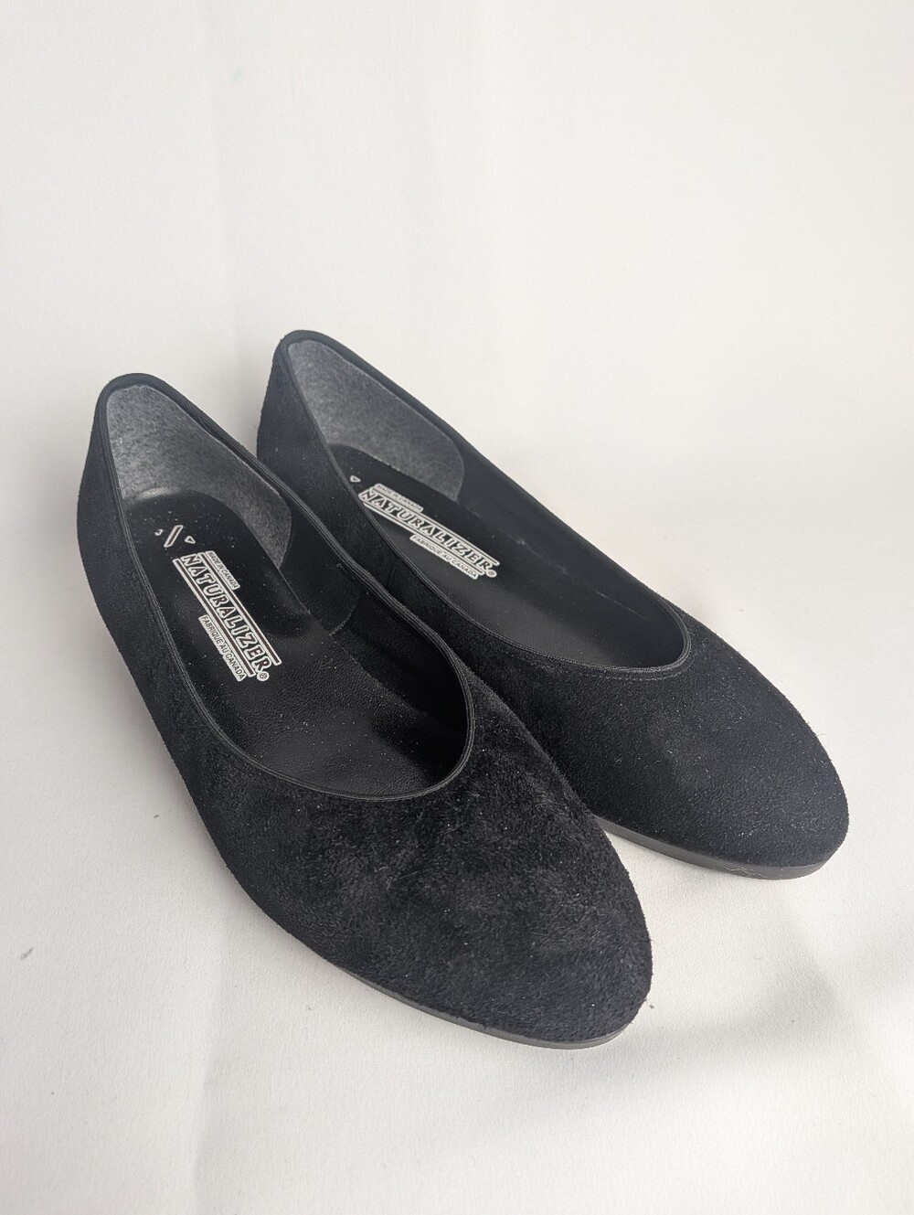 VTG NATURALIZER Women Slip In Shoes Size 6 Black Velvet Texture Small Wedge